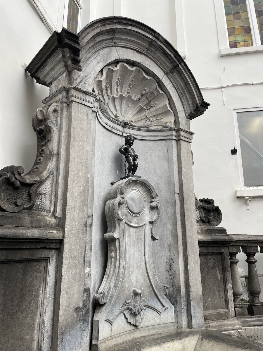Little boy statue on corner of two buildings
